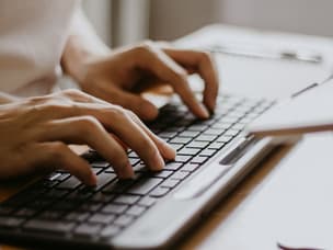 Person tippt auf der Tastatur zu den neuen Datenschutzänderungen von Google Ads