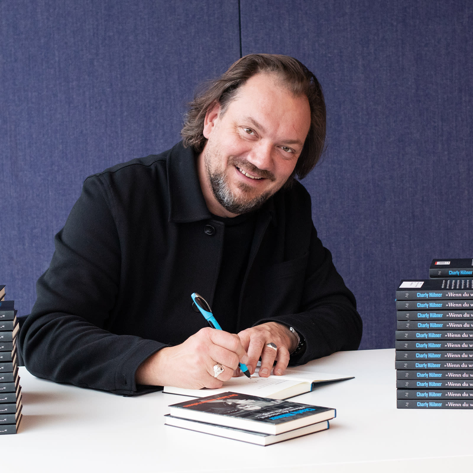 Charly Hübner signiert sein Buch - Foto 2 