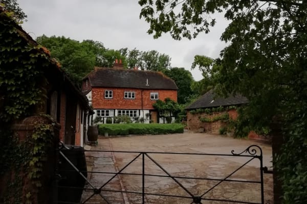 House sit in Horley, United Kingdom
